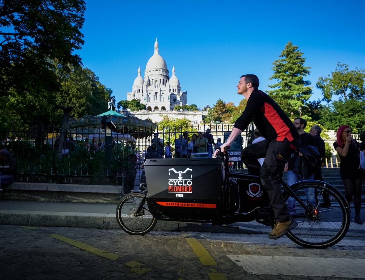 Elian Alluin, le cycloplombier de Paris veut faire des émules chez les artisans